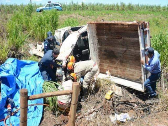 Camionete capota em rodovia, jovem &eacute; socorrido das ferragens, mas morre 