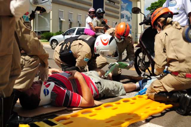 Ap&oacute;s acidente, moradores reivindicam sem&aacute;foro em cruzamento 