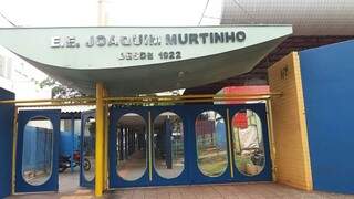 Escola Joaquim Murtinho no centro da Capital reduziu expediente até às 9h30 (Foto: Liniker Ribeiro)