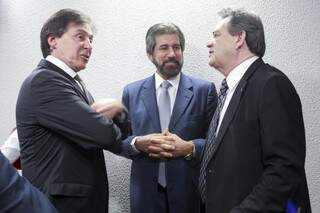 Os três senadores do PMDB, Eunício Oliveira (CE), Valdir Raupp (RO) e Moka (MS) conversou durante reunião da CCJ (Foto: Divulgação)