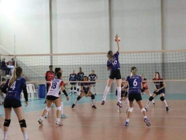 Torneio de v&ocirc;lei no interior re&uacute;ne atletas de base e da terceira idade