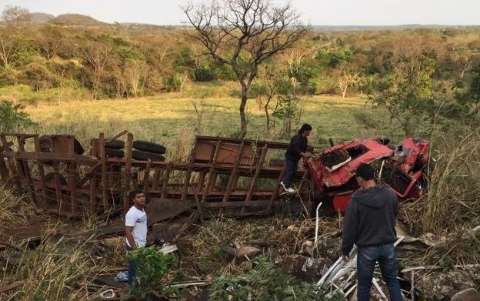 Morre passageiro de caminhão que despencou na serra de Maracaju