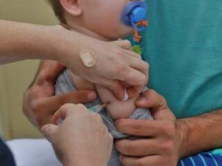 Criança sendo vacinada durante campanha de imunização na Capital (Foto: Henrique Kawaminami)
