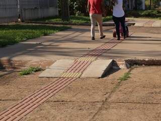 Legislação abre brecha para que piso tátil deixe de ser obrigatório nos passeios públicos de Campo Grande. (Foto: Kísie Ainoã)