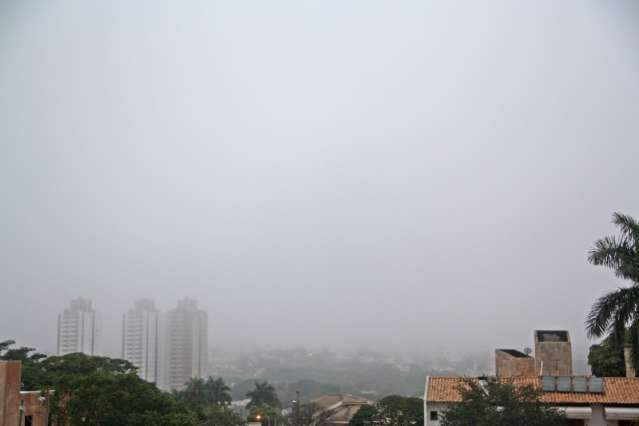 Ter&ccedil;a-feira amanhece com neblina e pode chover na Capital