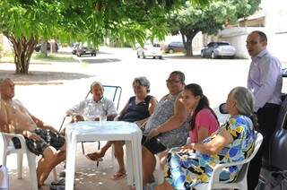 É debaixo do pé de manga que eles fazem todas as refeições. E se a conversa tiver boa, se emenda almoço e lanche. (Foto: Alcides Neto)