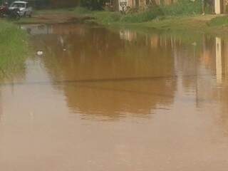 Uma das ruas do Bairro Santa Emília após chuva, completamente alagada.(Foto:Direto das Ruas)