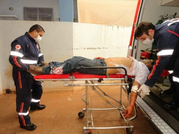  Jovem &eacute; executado com v&aacute;rios tiros em frente de casa, em plena luz do dia