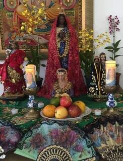 Imagem da santa e decoração típica (Foto: Divulgação)