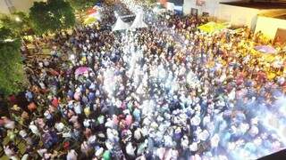 Foliões em Carnaval de Rua em Bonito, na noite deste sábado (25). (Foto: Divulgação).