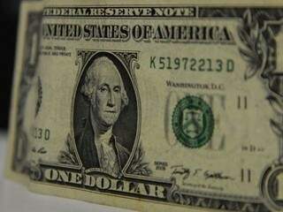 D&oacute;lar cai para R$ 4,063 e fecha no menor valor em 40 dias