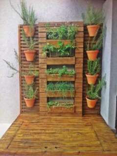 Horta como parede viva é opção para quem deseja um jardim verde e saudável 