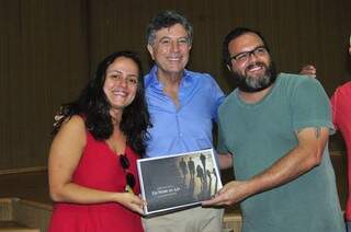 Camila Medina e Henrique Castello Branco, produtores do filme com o prefeito Murilo Zauith (Foto: Eliel Oliveira)