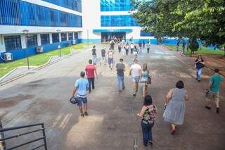 Chegada de candidatos na Uniderp, um dos locais de aplicação de provas em Campo Grande (Foto: Paulo Francis/Arquivo)