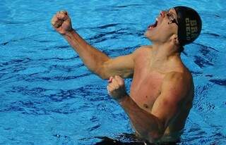Cesar Cielo vibra após conquistar o histórico tricampeonato nos 50m livre
(Foto: AFP)