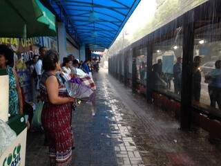 Chuva forte que cai nesta tarde em Campo Grande, atrapalha compras na região central. (Foto: Elci Holsback)