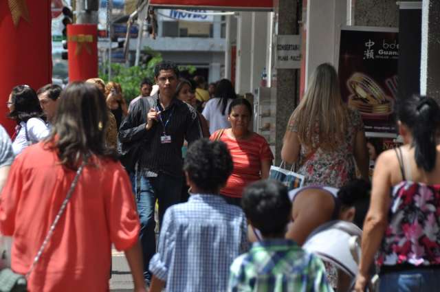 Lojistas esperam alta nas vendas, mas consumidor vai pagar contas com 13&ordm;