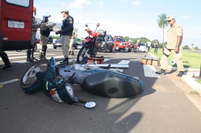 Motociclista fica ferido ao colidir moto com caminhonete parada em sem&aacute;foro 