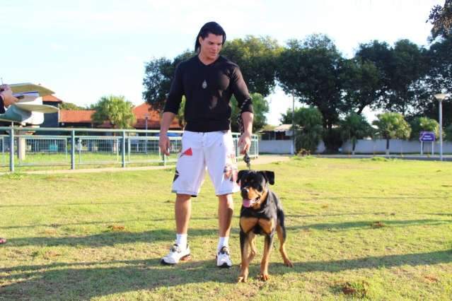 Amantes da ra&ccedil;a de c&atilde;es Rottweiler se reuniram nesta tarde na Capital