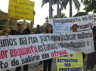 Professores paralisam aulas e vão à prefeitura contra atraso de salários Professores paralisam aulas e vão à prefeitura contra atraso de salários