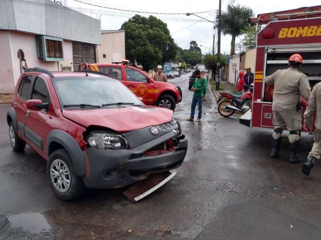 Ve&iacute;culos colidem em cruzamento e um para com as rodas para cima