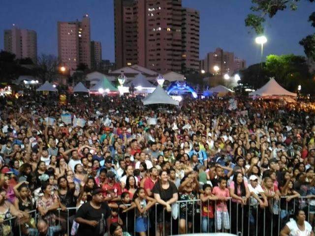 Com shows e sorteios, Festa do Trabalhador leva 25 mil &agrave; pra&ccedil;a 