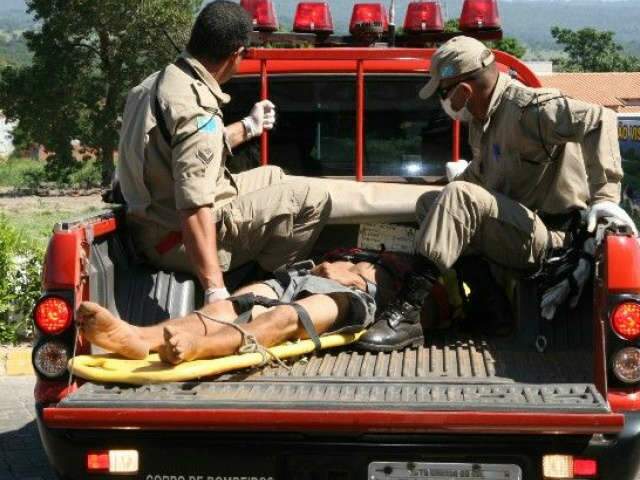  Sem viatura de resgate, bombeiros transportam v&iacute;timas em carroceria