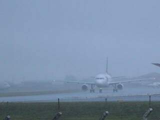 Aeroporto amanheceu coberto por neblina nesta quinta-feira (Foto: Henrique Kawaminami)