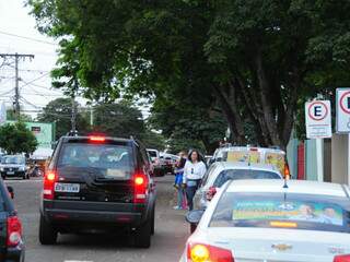 Nas saídas dos colégios, é fácil flagrar grande filas de carros em fila dupla (Foto: Rodrigo Pazinato)