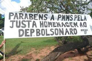 Faixa traz declaração a favor de Bolsonaro. (Foto: Macelo Calazans)