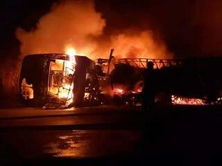 Após colisão, ônibus e carreta pegaram fogo (Foto: Site Patos Hoje)