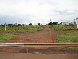 Acesso ao depósito de empresa de reciclagem de entulho, localizado na BR-163, foi fechado por defensa metálica, instalada pela CCR MSVia, há cinco meses (Foto: Paulo Francis)