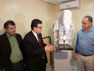 Prefeito Gilmar Olarte e o secretário de Saúde, Jamal Salém, inaugurando aparelho que foi reativado no CEM.  (Foto: Cleber Gellio) 