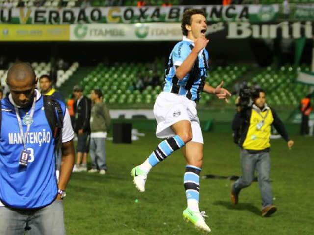  Gr&ecirc;mio perde, mas elimina Coritiba e passa de fase na Copa Sul-americana