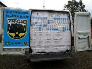Veículo com placas de Barueri-SP transportava cigarro. Foto: (Divulgação Polícia Militar Rodoviária MS)