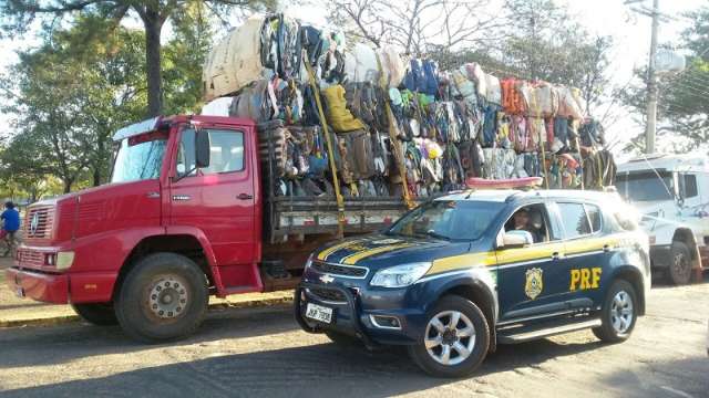 Mais de 220 kg de maconha &eacute; apreendida em meio a carga de embalagens pl&aacute;sticas