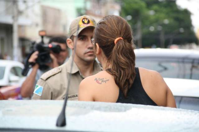PM encaminha casal que deixou filhos em carro &agrave; Pol&iacute;cia Civil