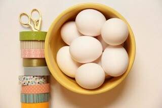 Basta colocar os ovos brancos para cozinhar, pegar a tesoura e as fitas vendidas nas livrarias.