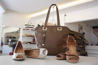 Bolsas e sapatos da nova coleção já estão na loja seguindo as tendências do Outono e Inverno. 