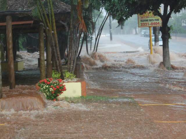  Secret&aacute;rios percorrem Campo Grande para verificar estragos da chuva