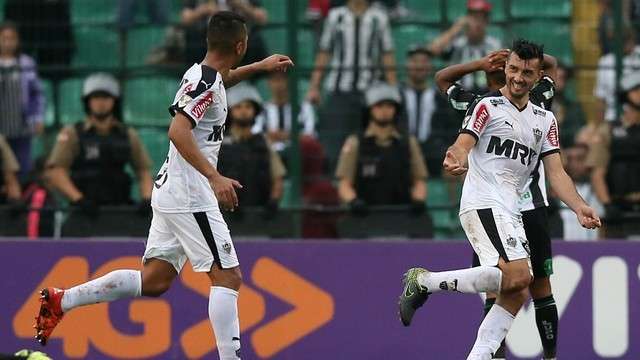 Atl&eacute;tico-MG marca no fim, garante Libertadores e adia festa do Corinthians