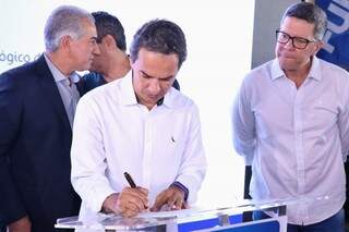 Prefeito Marquinhos Trad assina termo que autoriza as obras de reforma do Guanandizão (foto: Henrique Kawaminami)