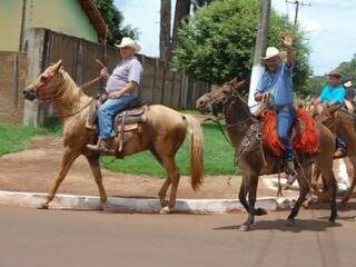Empresário deixa a cidade a cavalo rumo a Campo Grande. (Foto: Tudo do MS)