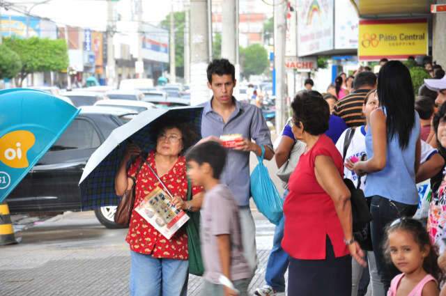  Ver&atilde;o chega com calor, chuva, e raios solares mais intensos