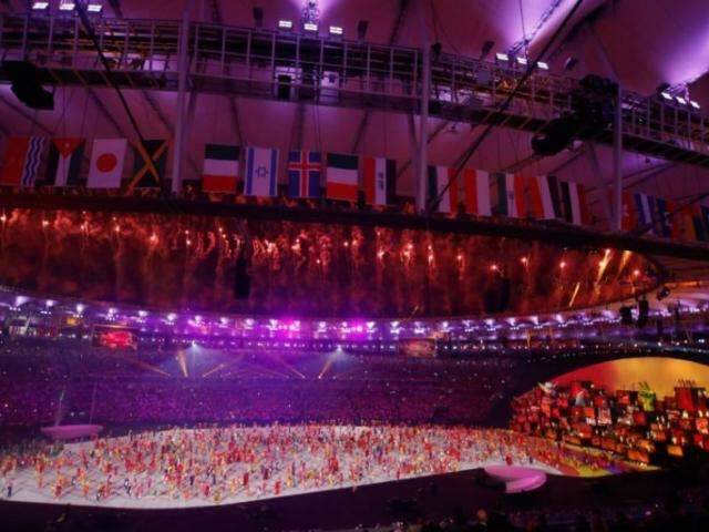 Cordeiro acende pira ol&iacute;mpica e Temer &eacute; vaiado na abertura da Rio 2016