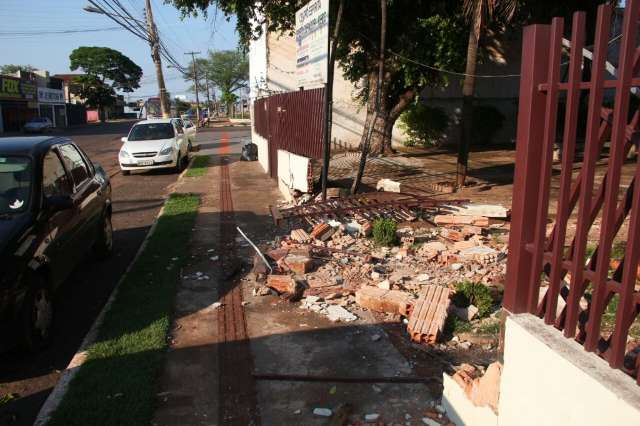 Carro invade cal&ccedil;ada e derruba muro de centro esp&iacute;rita na Bandeirantes 