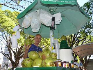 O vendedor de água de coco, Ismael Nunes Filho. “Nesse tempo mais seco vende sem parar”, disse.