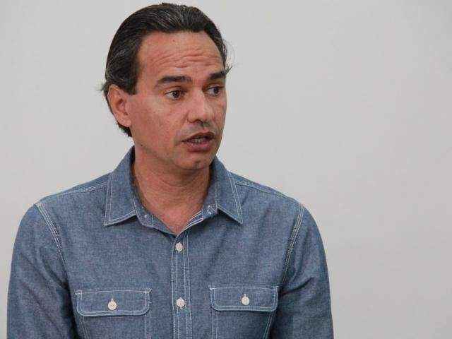 Enquanto estuda lei da Uber, prefeitura deve entregar mais 250 alvar&aacute;s para t&aacute;xi