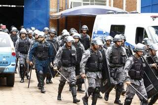 Saída dos policiais do presídio. Foto: Cleber Gellio