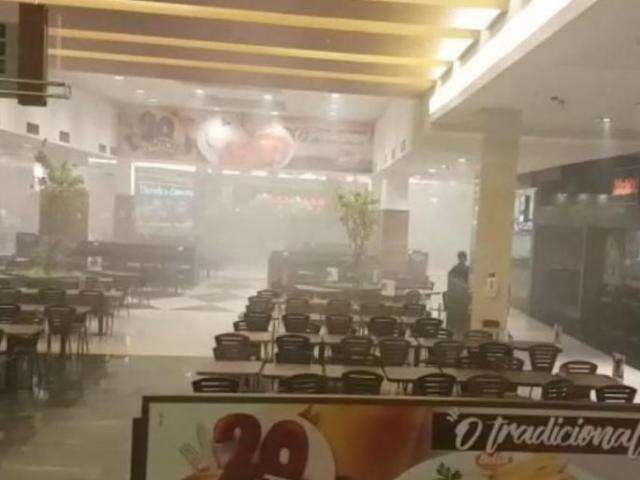 Inc&ecirc;ndio em lanchonete faz pra&ccedil;a de alimenta&ccedil;&atilde;o de shopping ser isolada